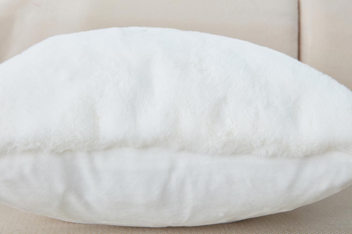 Agnes Luxury Chinchilla Faux Fur Pillow (18 In. x 18 In. white)